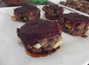 Foto principal de Tortas de carne rellenas de verduras de milpa y salsa de betabel con guajillo