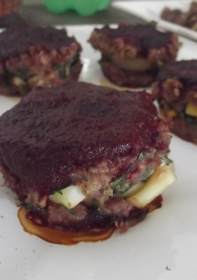 Una foto de Tortas de carne rellenas de verduras de milpa y salsa de betabel con guajillo