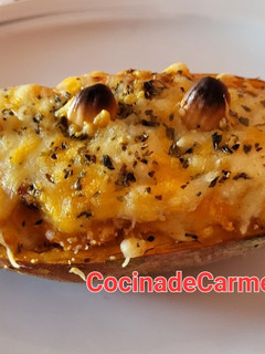 Una foto de Boniato gratinado, relleno con frutos secos