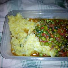 A picture of Mashed potatoes with garden peas curry.