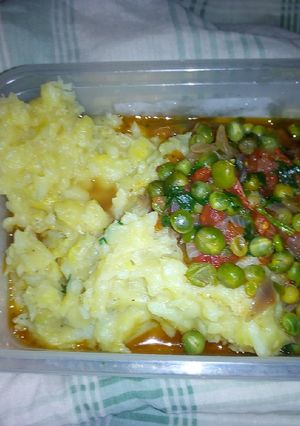 A picture of Mashed potatoes with garden peas curry.