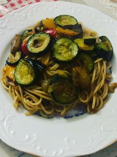 Una foto de Espaguetis con verduras salteadas