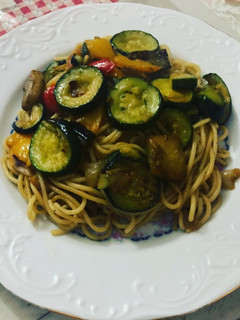 Una foto de Espaguetis con verduras salteadas