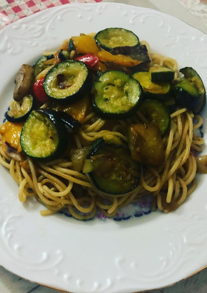 Una foto de Espaguetis con verduras salteadas