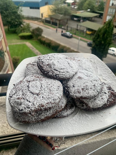 Una foto de Galletones de brownie azucarados