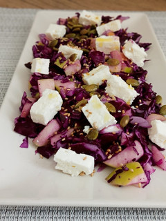 Una foto de Ensalada de lombarda y queso feta