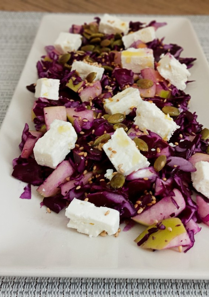 Una foto de Ensalada de lombarda y queso feta