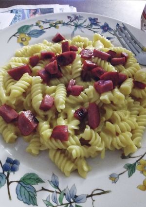A picture of Velveeta Mac w/ Fried Smoked Sausage.