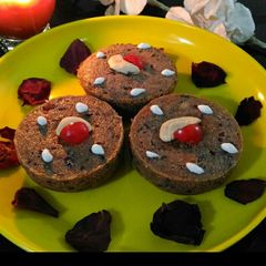 A picture of Leftover kheer muffins with chocolate.
