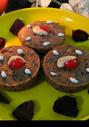 A picture of Leftover kheer muffins with chocolate.