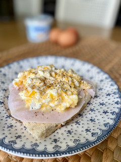 Foto principal de Tostada con huevo revuelto, queso cottage y pavo