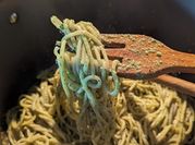 Una foto de pasta con pesto de pistache