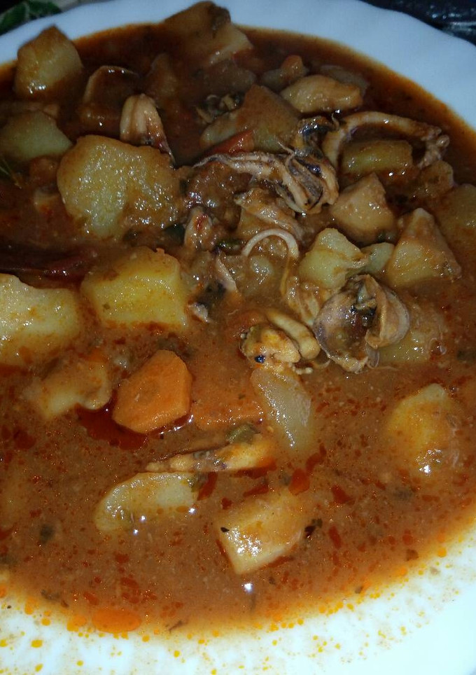 Una foto de Patatas guisadas con patas y aletas de chipirones
