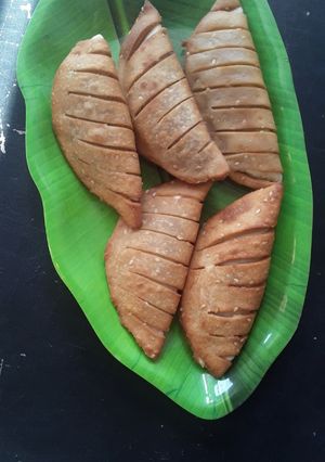 तिल और गुड़ की लेयर गुजिया (Til aur gur ki layer gujiya recipe in hindi) रेसिपी मुख्य फोटो