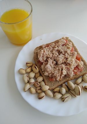 Una foto de Tostada de atún o de jamón