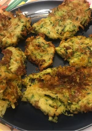 Foto principal de Tortitas de calabacín queso y ajo 🥒🧀 fit, 🤸♀️🤸♀️🤸♀️estilo Dunaez