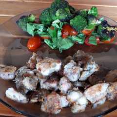 Una foto de Pollo al tomillo con ensalada tibia de brócoli y cherrys