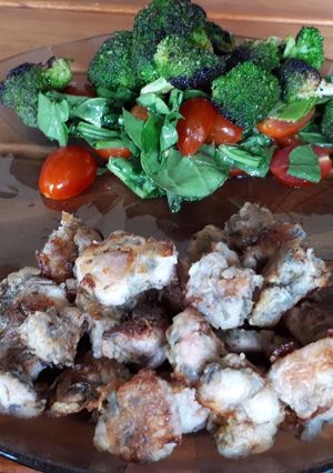 Una foto de Pollo al tomillo con ensalada tibia de brócoli y cherrys