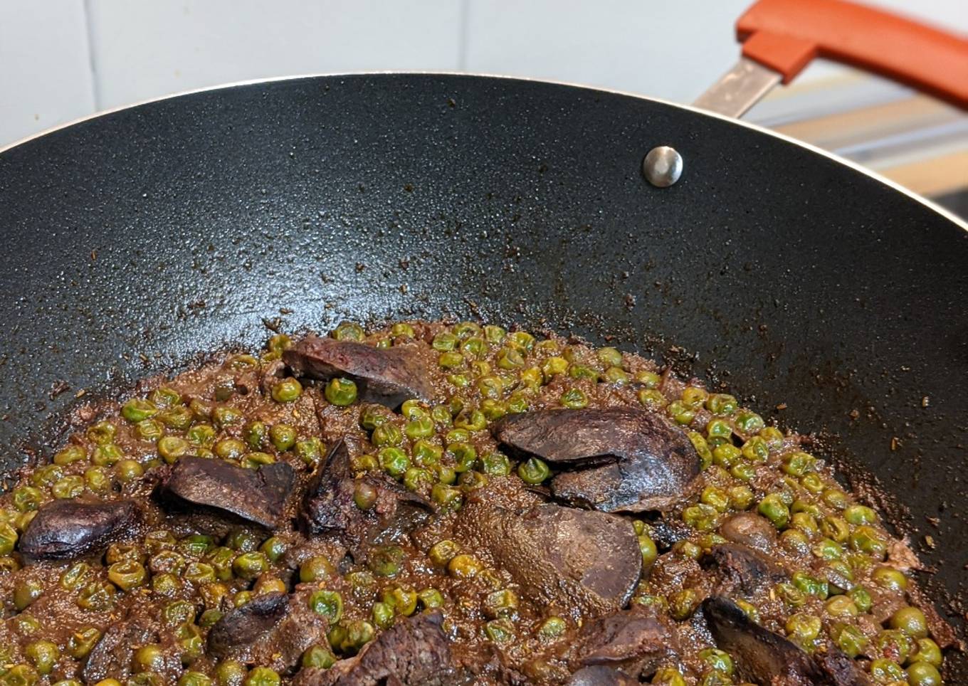Wok de higaditos de pollo al vino con guisantes