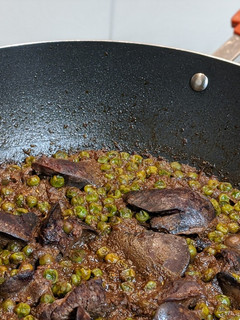 Una foto de Wok de higaditos de pollo al vino con guisantes