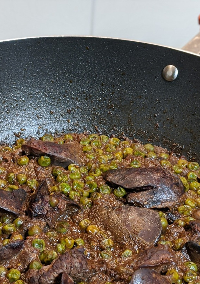 Una foto de Wok de higaditos de pollo al vino con guisantes