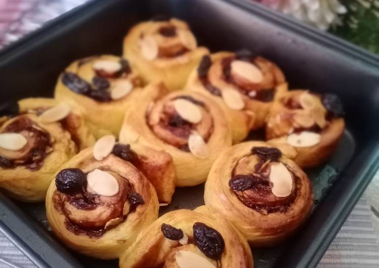 Almond and raisin cinnamonrolls