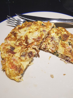 Una foto de Omelette con jamón, tomate y albahaca
