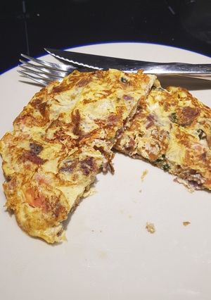 Una foto de Omelette con jamón, tomate y albahaca