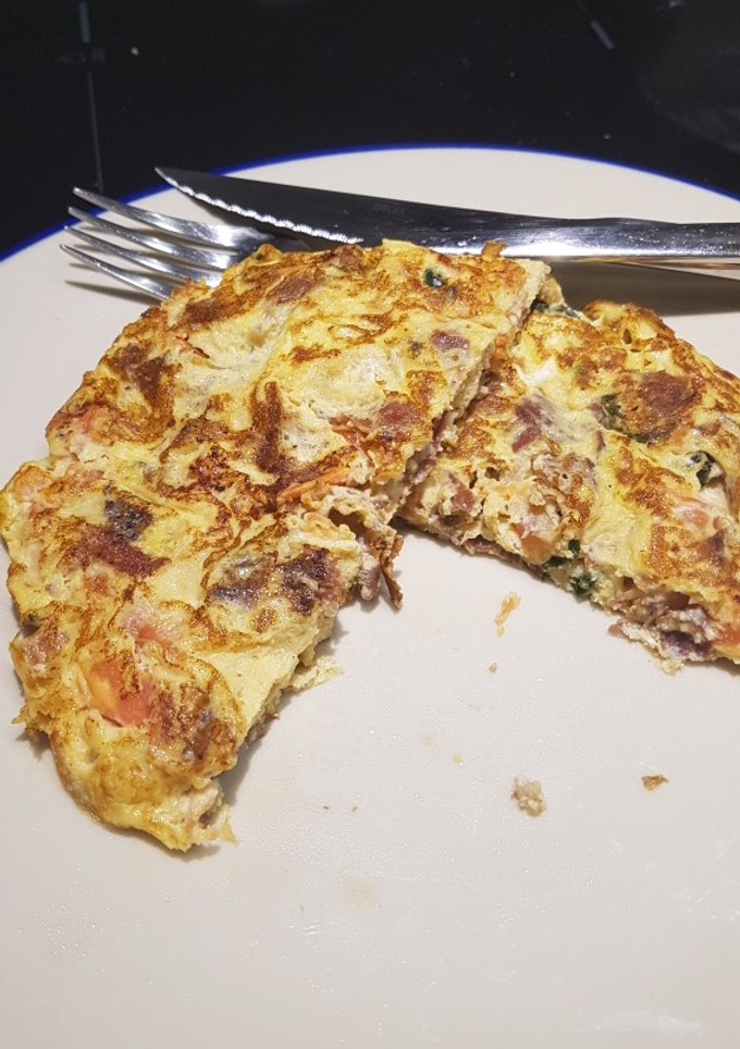Una foto de Omelette con jamón, tomate y albahaca