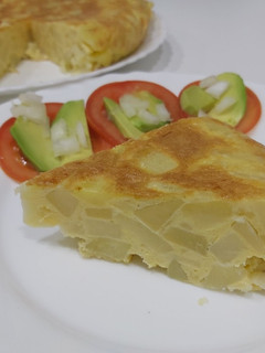 Una foto de Tortilla de patata (con patatas al microondas) 🍅🥑