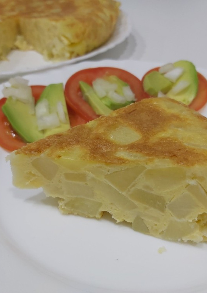 Una foto de Tortilla de patata (con patatas al microondas) 🍅🥑