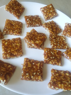 कडमकुडडम शेंगदाणे चिक्की (shengdana chikki recipe in marathi) रेसिपी चे मुख्य फोटो