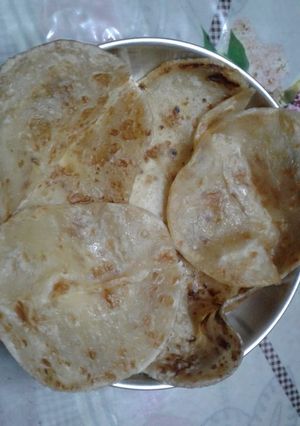 A picture of Aaloo puri.
