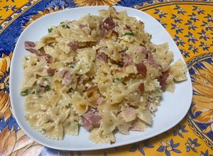 Une photo de Farfalles au jambon cru, coulommiers et persil