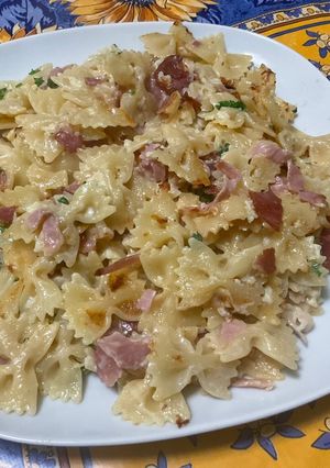 Une photo de Farfalles au jambon cru, coulommiers et persil