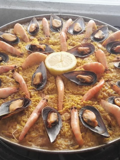Una foto de ¡PAELLA para un buen domingo! 😋🍴