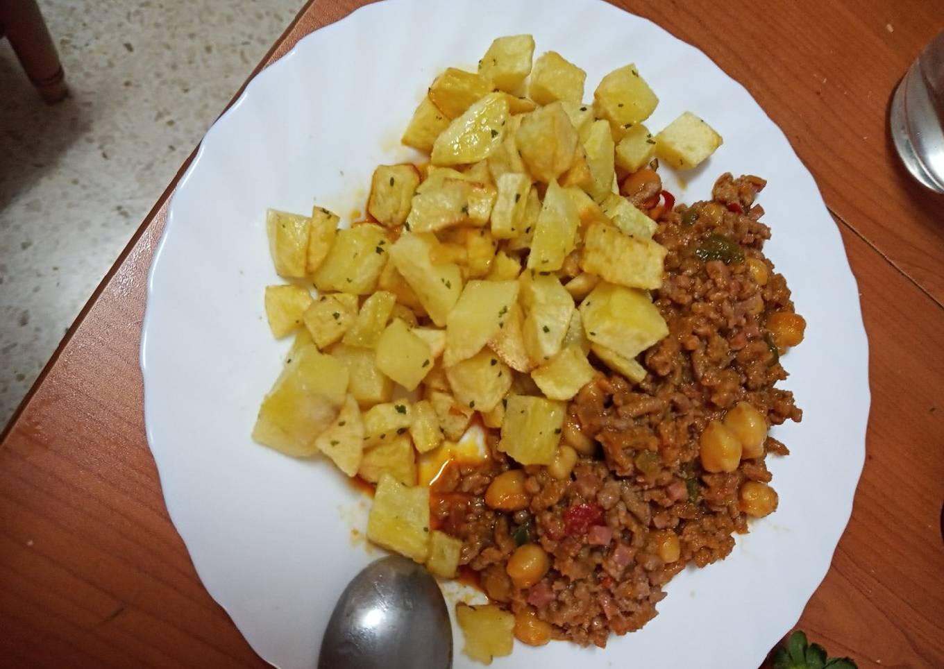 Garbanzos con carne picada y papas fritas
