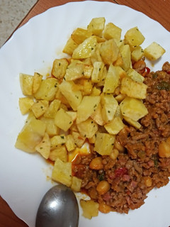 Una foto de Garbanzos con carne picada y papas fritas