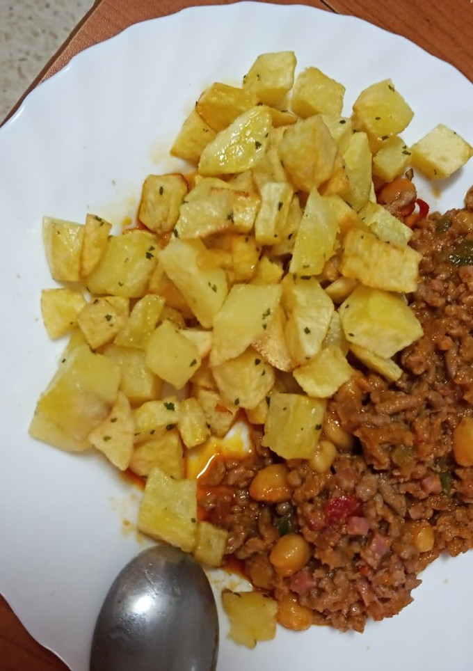 Una foto de Garbanzos con carne picada y papas fritas