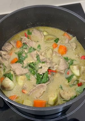 A picture of Pork Neck Green Curry.