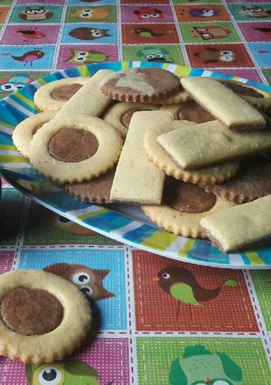 Una foto de Galletitas bicolor🌝🌚 naranja y chocolate🙄