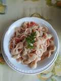 Corbatas con tomate ajo y albahaca en 3 pasos