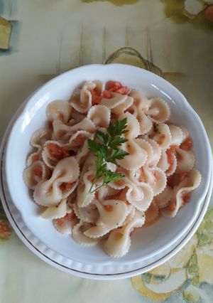 Una foto de Corbatas con tomate ajo y albahaca en 3 pasos