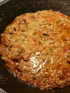 Una foto de Wok de arroz frito basmati, con costillas de cordero adobadas