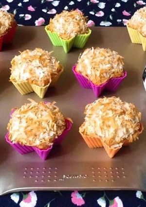 Hình của món Coconut Banana Crunch Muffins.