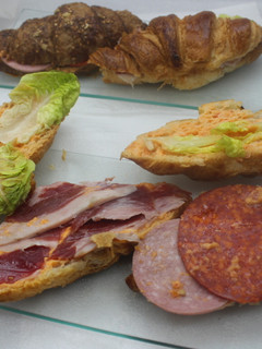 Una foto de Cruasanes con jamón, mortadelas y chorizo de Pamplona