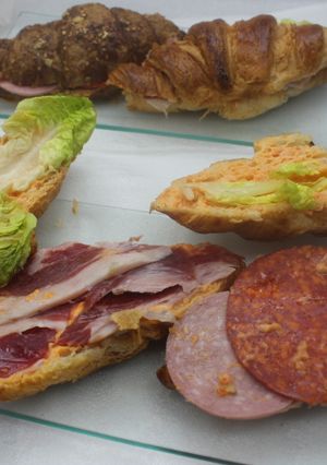 Foto principal de Cruasanes con jamón, mortadelas y chorizo de Pamplona