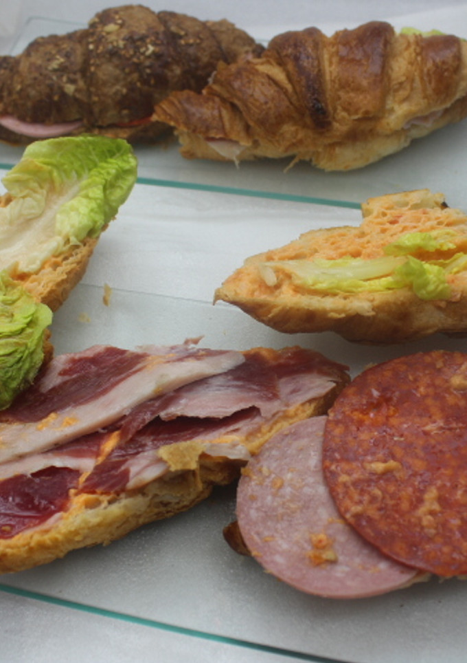 Una foto de Cruasanes con jamón, mortadelas y chorizo de Pamplona