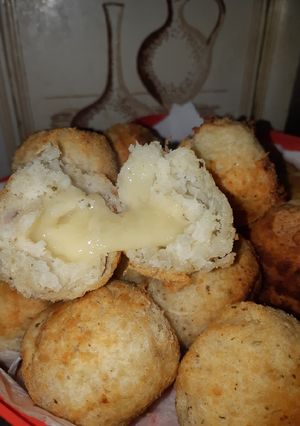 Una foto de Bombas de mandioca con queso vegano de avena