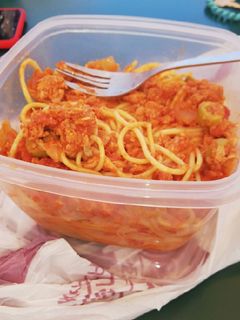Una foto de Espaguetti con atún y aceitunas